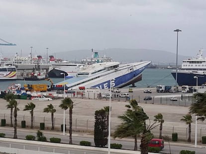 El barco, semihundido esta mañana en el puerto de Algeciras.