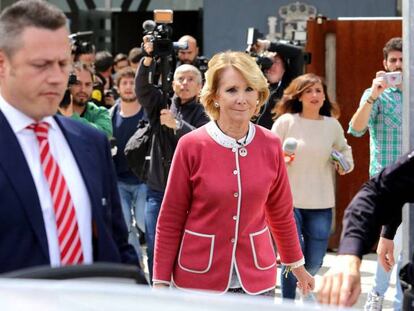 Esperanza Aguirre sale de la Audiencia Nacional en San Fernado de Henares. En el vídeo, el vicesecretario de Comunicación del PP, Pablo Casado.