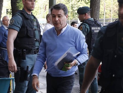 Ignacio González a su llegada el pasado miércoles a su despacho en la calle Alcalá de Madrid acompañado por Guardias Civiles.