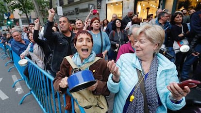 Centenares de personas protestan contra la corrupción frente a la sede del PP.