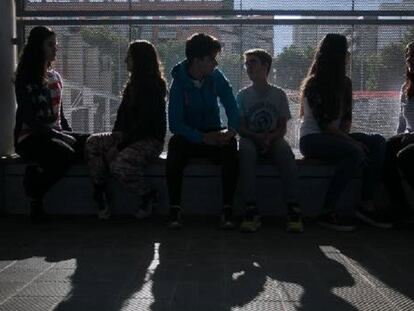 Alumnos del IES Front Maritim del Poble Nou de Barcelona, participan en el programa Tutoria Entre Iguales contra el acoso escolar.