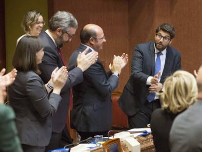 El nuevo presidente de la Región de Murcia, Fernando López Miras, es aplaudido por su antecesor y los otros diputados del PP.