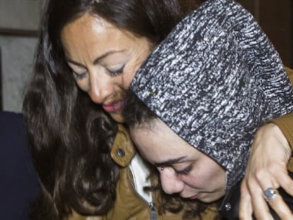 María Jimena Rico Montero abraza a su hermana, María del Valle, a su llegada en buen estado a Torrox (Málaga).