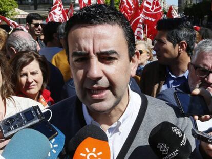 El portavoz de la Comisión Gestora del PSOE, Mario Jiménez, atiende a los medios de comunicación en la manifestación del Primero de Mayo.