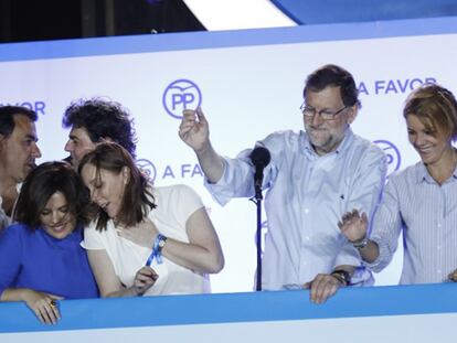 El líder del PP y candidato a la presidencia, Mariano Rajoy, saluda a sus seguidores desde la sede de Génova. En vídeo, declaraciones de Soraya Sáenz de Santamaría sobre la encuesta de EL PAÍS.