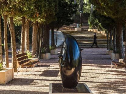 Un visitante en los jardines del Palacio de Marivent de Palma.