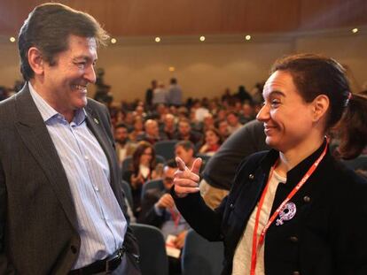 Javier Fernández junto a la secretaria general del PSOE madrileño, Sara Hernández.