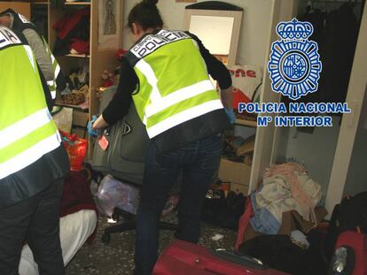 La policía revisa uno de los domicilios donde eran alojadas las víctimas.