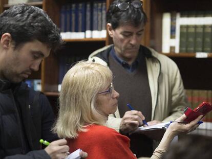 Pedro Izquierdo atiende a los medios tras el sorteo público del jueves.