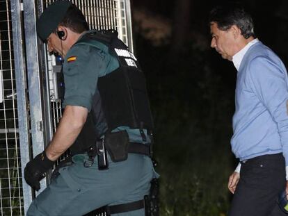 Ignacio González camino de los calabozos de la Guardia Civil de Tres Cantos (Madrid), tras ser detenido.