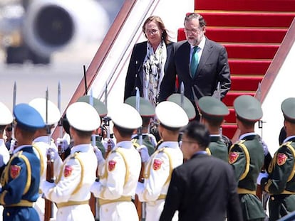 Mariano Rajoy, acompañado por su esposa, Elvira Fernández, a su llegada al aeropuerto de Pekín.