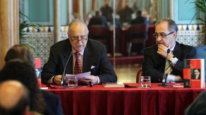 FOTO: Germán Yanke, a la derecha, con el alcalde Azcuna, durante la presentación de un libro en 2012. / VÍDEO: El periodista explica los motivos de su salida de Telemadrid, en 2007.
