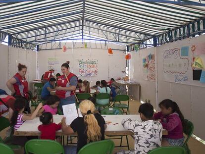 Escuela instalada en un campamento junto al recinto ferial de Jerez de la Frontera para hijos de familias trabajadoras itinerantes.