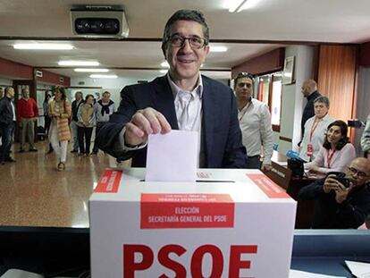 Patxi López vota en la Casa del Pueblo de Portugalete.