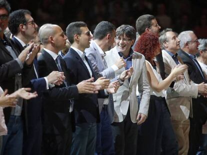 El presidente de la Generalitat, Carles Puigdemont, en el centro, participa al encuentro de Coros Infantiles de Cataluña en el Palau Sant Jordi de Barcelona. Vídeo: Puigdemont visita Madrid.