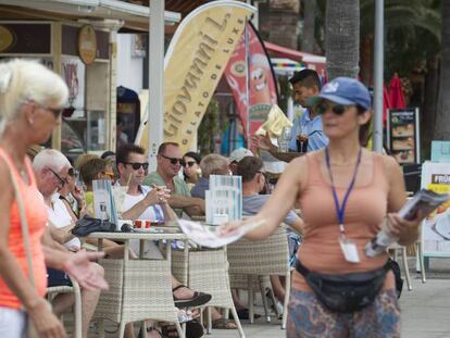 Un grupo de turistas disfruta de sus vacaciones en Palma de Mallorca, en junio de 2016.
