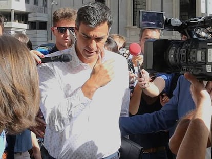 Pedro Sánchez llega al Congreso a la reunión del grupo socialista.