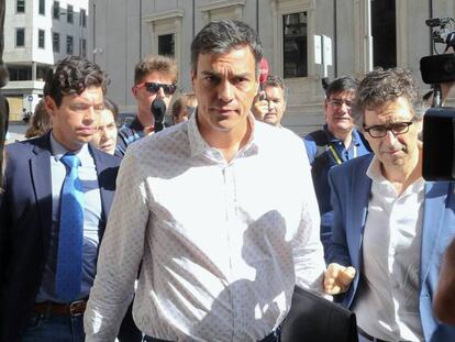 Pedro Sánchez, el viernes, a su llegada al Congreso a la reunión del Grupo Socialista.