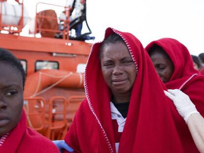 Llegada al puerto de Motril de los 34 inmigrantes que fueron rescatados el domingo de una patera en llamas.