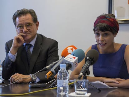 La actriz Sara Casasnovas junto a su abogado, Carlos Castresana.