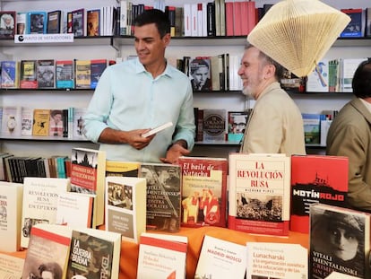 El líder del PSOE, en la feria del libro de Madrid. En el vídeo, Sánchez habla sobre Podemos.