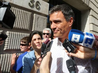 Pedro Sánchez llega al Congreso a la reunión del Grupo Socialista.