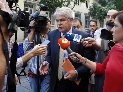 El ministro de Asuntos Exteriores, Alfonso Dastis, durante las declaraciones que ha realizado este martes sobre el paradero de Ignacio Echeverría.