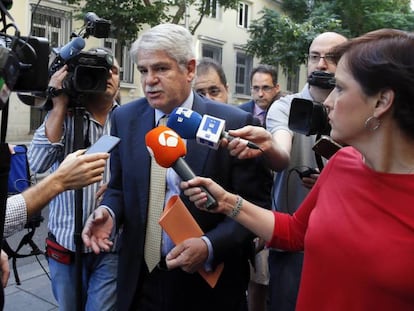 El ministro de Asuntos Exteriores, Alfonso Dastis, durante las declaraciones que ha realizado este martes sobre el paradero de Ignacio Echeverría.