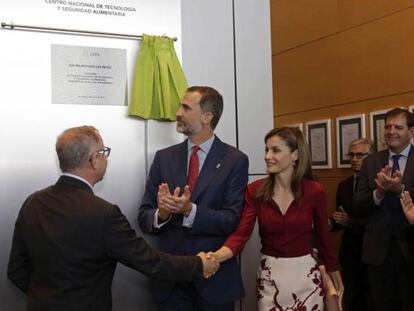 Los Reyes, con Uxue Barkos, en el acto del Centro Nacional de Tecnología y Seguridad Alimentaria.