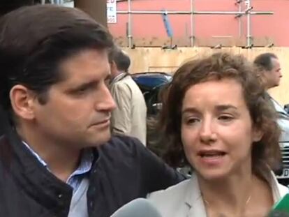 Los hermanos de Ignacio Echeverría, en declaraciones ante los medios, en Londres.