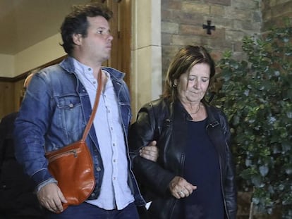 FOTO: La madre de Ignacio Echeverría (dcha.) y su hermano Joaquín salen de la misa, este viernes en Londres. / VÍDEO: Declaraciones de los hermanos.