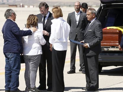 Mariano Rajoy entrega a la familia de Ignacio Echeverría la Gran Cruz del Mérito Civil este sábado en la base aérea de Torrejón de Ardoz.