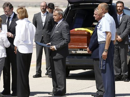 Mariano Rajoy entrega a la familia de Ignacio Echeverría la Gran Cruz del Mérito Civil este sábado en la base aérea de Torrejón de Ardoz.