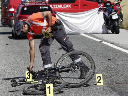 Agentes de la policía foral, durante la recogida de pruebas e investigación del siniestro en la carreta N-120-A.