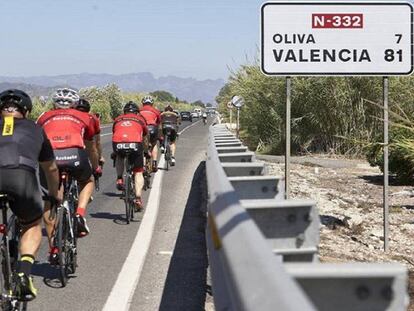 Un grupo de ciclistas circula por la N-332, la carretera donde ha sido arrollado hoy otro ciclista.