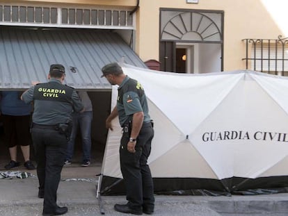 Agentes de la Guardia Civil, a las puertas del domicilio de Las Gabias (Granada), donde un hombre ha matado supuestamente a su expareja.