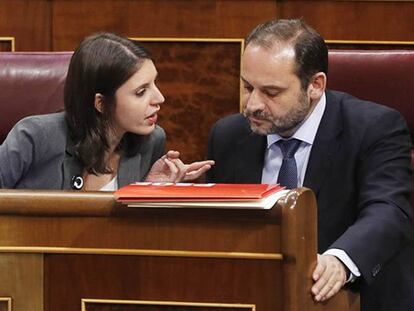 Irene Montero, portavoz de Podemos junto a José Luis Ábalos, portavoz del PSOE.