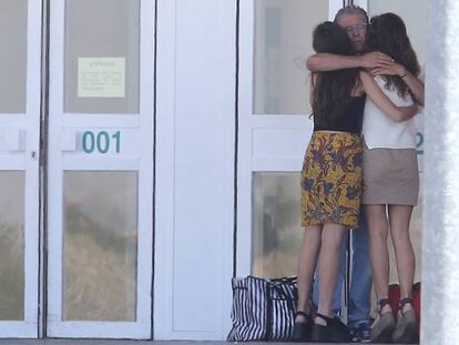 Francisco Granados abraza a sus hijas al salir de la cárcel.