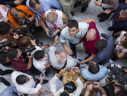 FOTO: Pedro Sánchez rodeado de militantes y de cámaras en el congreso del PSOE, este sábado. / VÍDEO: Declaraciones de Susana Díaz sobre la plurinacionalidad.