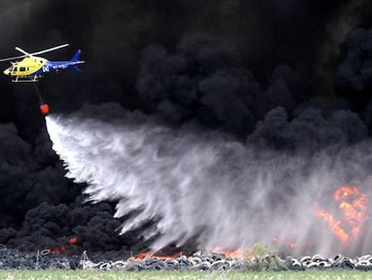 Un helicóptero durante las labores de extinción del incendio de Seseña.