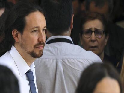 El líder de Podemos, Pablo Iglesias, a la salida del Congreso tras la moción de censura. En el vídeo, el portavoz del PP, Rafael Hernando.