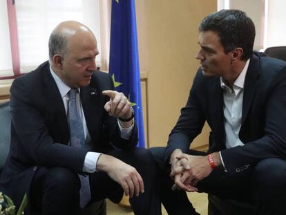 Pedro Sánchez junto al comisario europeo Pierre Moscovici.