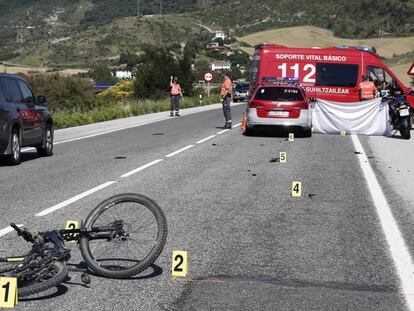 Bicicleta de un ciclista atropellado en Erice de Iza (Navarra), el 10 de junio.
