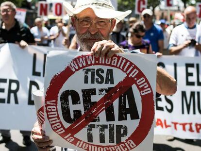 Un hombre protesta contra el CETA durante una manifestación en Madrid.