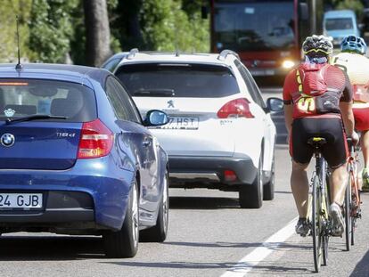 Tres ciclistas circulan por una carretera española. Vídeo: imágenes tras el accidente.
