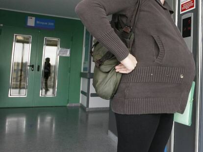 Una mujer embarazada espera el ascensor en el Hospital del Sureste en Arganda del Rey (Madrid). Samuel Sánchez