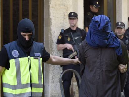 Un detenido es trasladado por la policía en Inca (Mallorca).