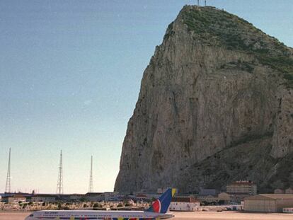 Imagen del aeropuerto de Gibraltar, con un avión despegando y el peñón al fondo. En vídeo, declaraciones del ministro de Exteriores, Alfonso Dastis.