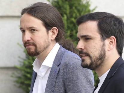 El líder de Podemos, Pablo Iglesias, y el de IU, Alberto Garzón, a su llegada al Congreso con un clavel rojo.