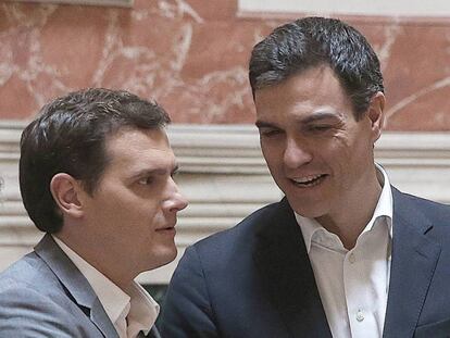 Albert Rivera y Pedro Sánchez, charlan en la conmemoración del 400º aniversario de la muerte de Miguel de Cervantes en el Congreso en 2016.